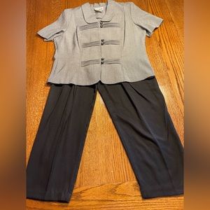 MISS DORBY PETITES 16P HOUNDSTOOTH BLACK AND WHITE PANT SUIT.